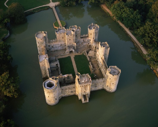 Castello_di_Bodiam_Sussex2.jpg